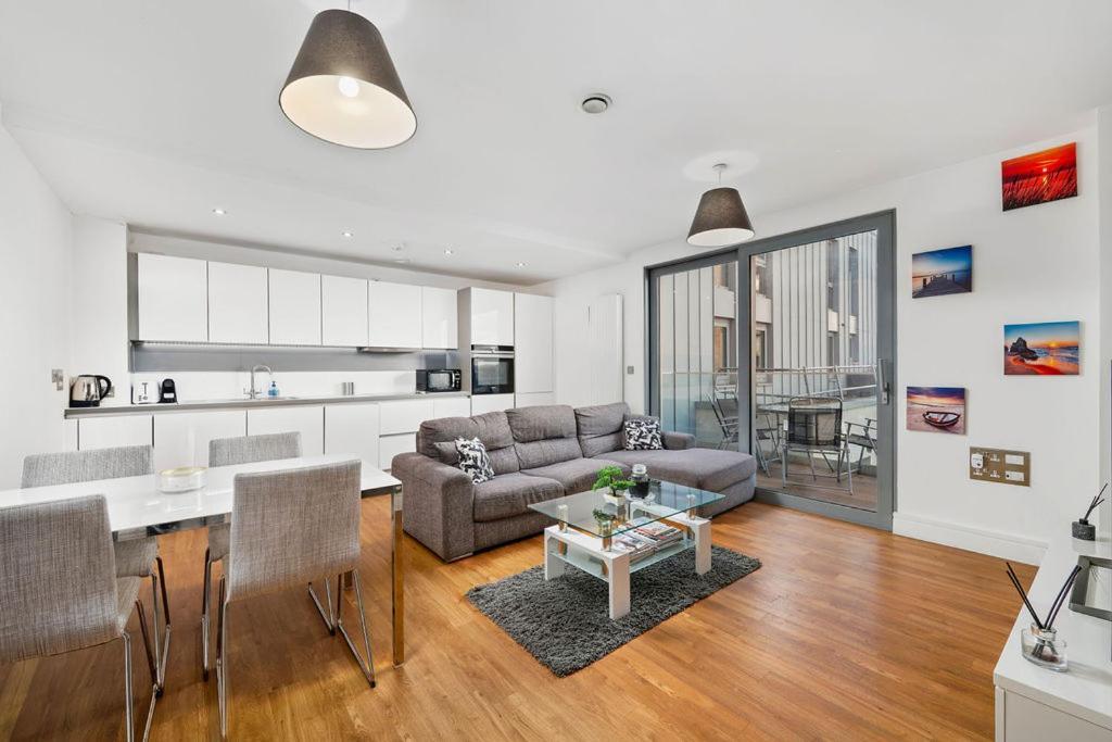 Modern Serviced 3-Bedroom Flat In East Лондон Екстер'єр фото