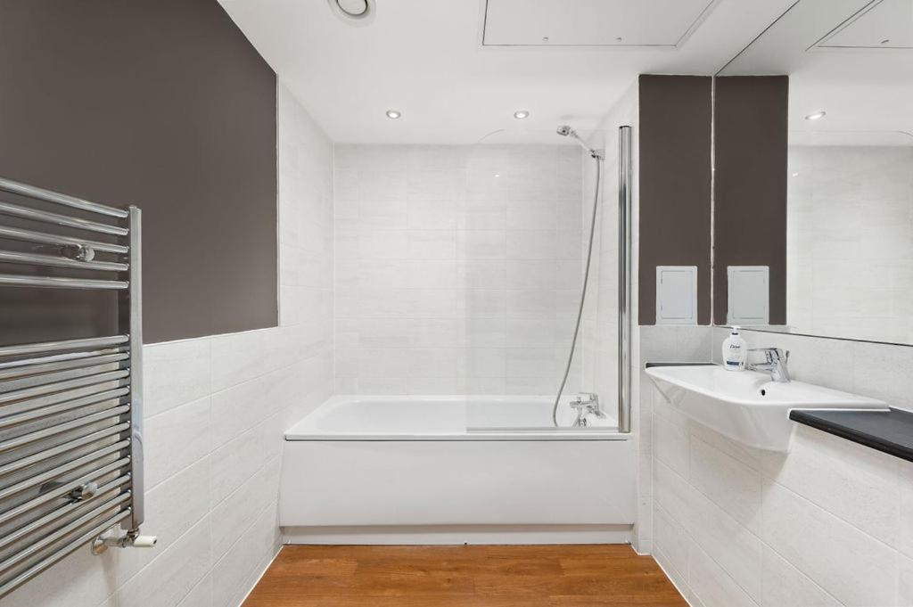 Modern Serviced 3-Bedroom Flat In East Лондон Екстер'єр фото